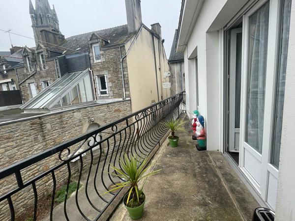 Excellente opportunité pour investisseur ! Immeuble années 60, hyper centre-ville Questembertois. 2 loyers entrants, possibilité 4 !