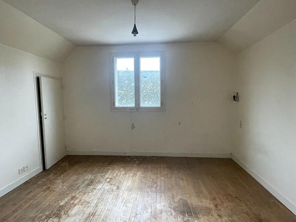 Excellente opportunité pour investisseur ! Immeuble années 60, hyper centre-ville Questembertois. 2 loyers entrants, possibilité 4 !