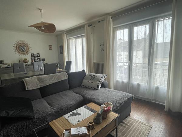 Excellente opportunité pour investisseur ! Immeuble années 60, hyper centre-ville Questembertois. 2 loyers entrants, possibilité 4 !