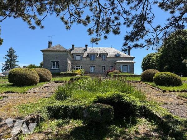 A vendre, dans un cadre naturel exceptionnel à deux pas du centre-ville de MAURIAC (Cantal), dé...