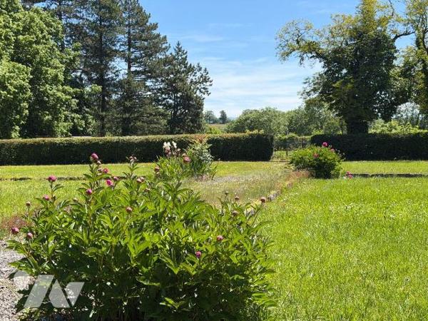 A vendre, dans un cadre naturel exceptionnel à deux pas du centre-ville de MAURIAC (Cantal), dé...