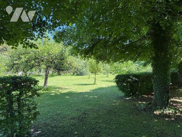 A vendre, dans un cadre naturel exceptionnel à deux pas du centre-ville de MAURIAC (Cantal), dé...