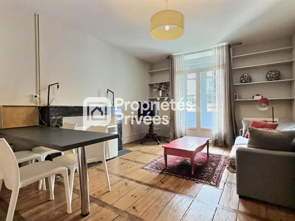 Superbe immeuble rénové d'env. 430m²  avec 7 appartements T2 meublés + 2 locaux commerciaux et caves en plein centre historique de PERIGUEUX (24000)