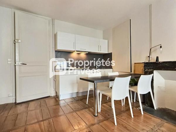 Superbe immeuble rénové d'env. 430m²  avec 7 appartements T2 meublés + 2 locaux commerciaux et caves en plein centre historique de PERIGUEUX (24000)
