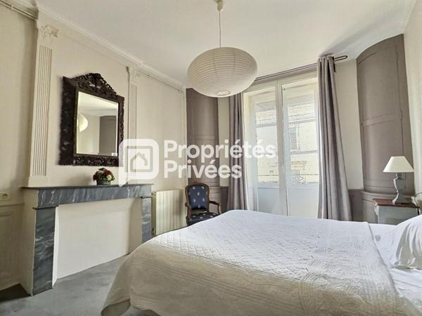 Superbe immeuble rénové d'env. 430m²  avec 7 appartements T2 meublés + 2 locaux commerciaux et caves en plein centre historique de PERIGUEUX (24000)