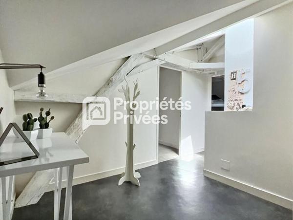 Superbe immeuble rénové d'env. 430m²  avec 7 appartements T2 meublés + 2 locaux commerciaux et caves en plein centre historique de PERIGUEUX (24000)