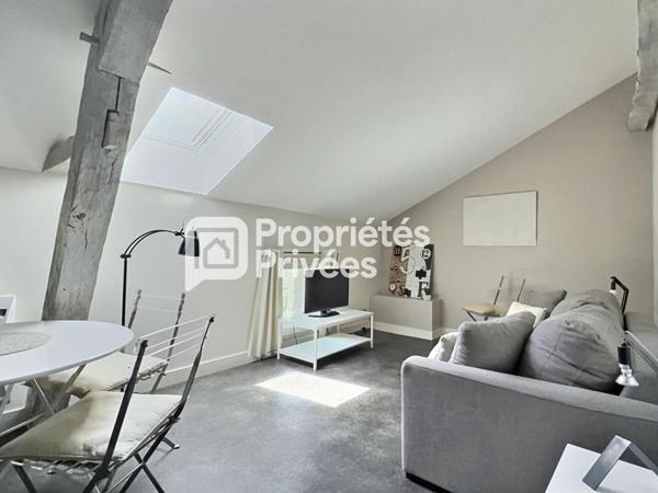 Superbe immeuble rénové d'env. 430m²  avec 7 appartements T2 meublés + 2 locaux commerciaux et caves en plein centre historique de PERIGUEUX (24000)