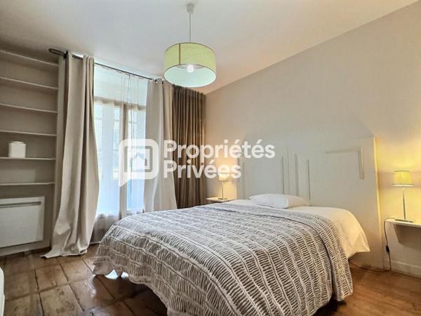 Superbe immeuble rénové d'env. 430m²  avec 7 appartements T2 meublés + 2 locaux commerciaux et caves en plein centre historique de PERIGUEUX (24000)