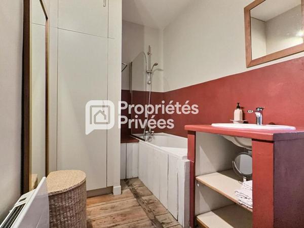 Superbe immeuble rénové d'env. 430m²  avec 7 appartements T2 meublés + 2 locaux commerciaux et caves en plein centre historique de PERIGUEUX (24000)