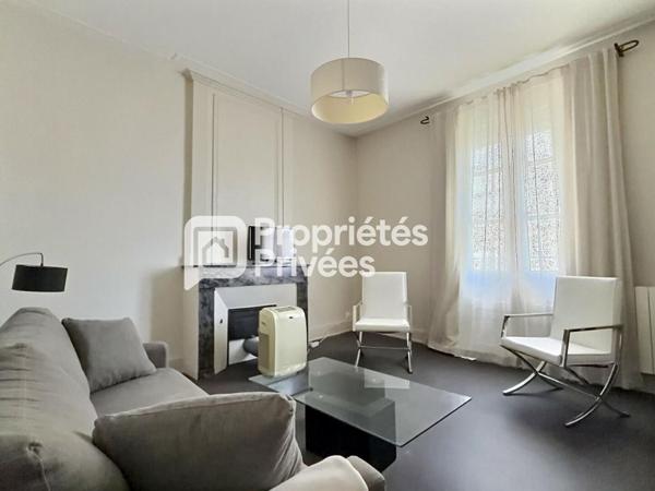Superbe immeuble rénové d'env. 430m²  avec 7 appartements T2 meublés + 2 locaux commerciaux et caves en plein centre historique de PERIGUEUX (24000)