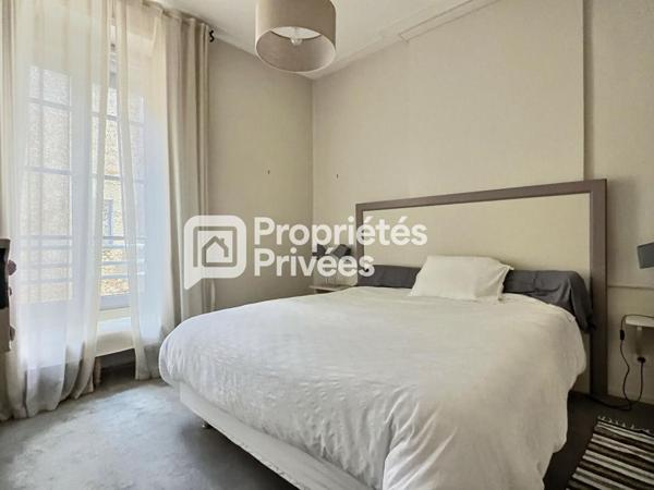 Superbe immeuble rénové d'env. 430m²  avec 7 appartements T2 meublés + 2 locaux commerciaux et caves en plein centre historique de PERIGUEUX (24000)