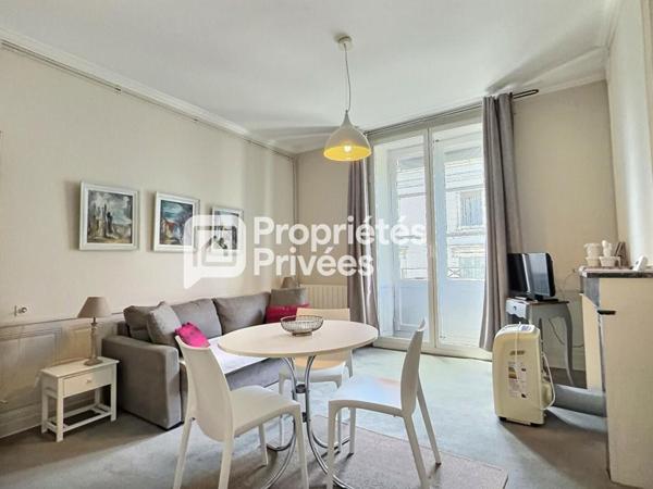 Superbe immeuble rénové d'env. 430m²  avec 7 appartements T2 meublés + 2 locaux commerciaux et caves en plein centre historique de PERIGUEUX (24000)