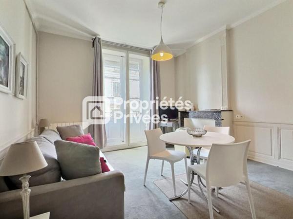 Superbe immeuble rénové d'env. 430m²  avec 7 appartements T2 meublés + 2 locaux commerciaux et caves en plein centre historique de PERIGUEUX (24000)