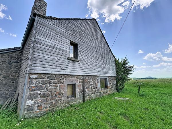 SAINT FRONT : Authentique ferme en pierre avec dépendance et très belle vue dégagée