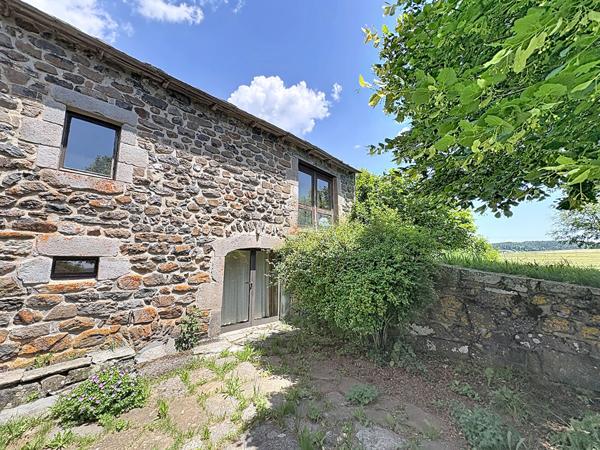 SAINT FRONT : Authentique ferme en pierre avec dépendance et très belle vue dégagée