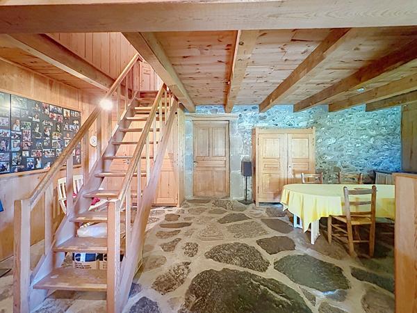 SAINT FRONT : Authentique ferme en pierre avec dépendance et très belle vue dégagée
