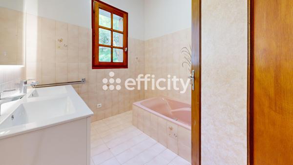 Maison
         5 pièces
        - 173 m² 307 000 € *