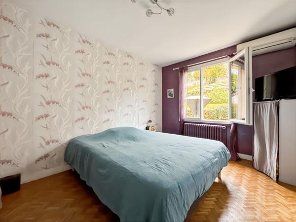 MAISON INDIVIDUELLE DANS UN CADRE BUCOLIQUE AVEC VUE DEGAGÉE SUR LA VALLÉE