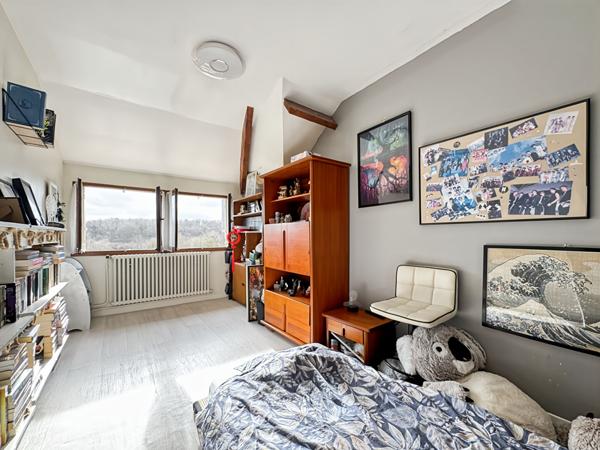 MAISON INDIVIDUELLE DANS UN CADRE BUCOLIQUE AVEC VUE DEGAGÉE SUR LA VALLÉE