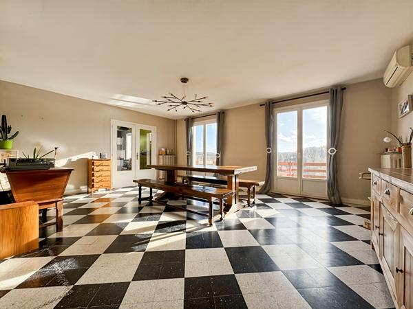 MAISON INDIVIDUELLE DANS UN CADRE BUCOLIQUE AVEC VUE DEGAGÉE SUR LA VALLÉE