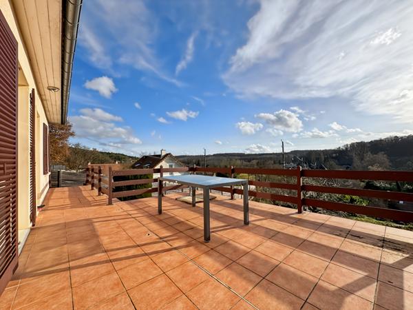 MAISON INDIVIDUELLE DANS UN CADRE BUCOLIQUE AVEC VUE DEGAGÉE SUR LA VALLÉE