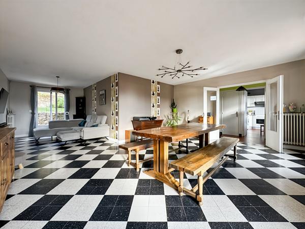 MAISON INDIVIDUELLE DANS UN CADRE BUCOLIQUE AVEC VUE DEGAGÉE SUR LA VALLÉE