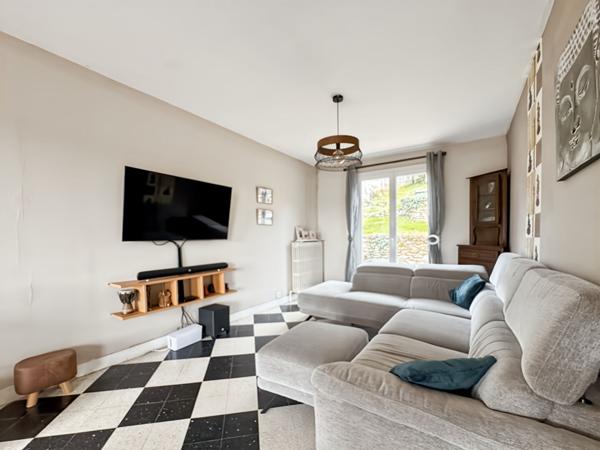 MAISON INDIVIDUELLE DANS UN CADRE BUCOLIQUE AVEC VUE DEGAGÉE SUR LA VALLÉE