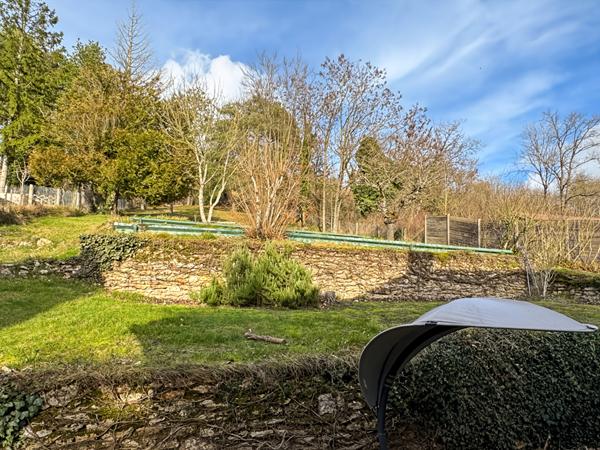 MAISON INDIVIDUELLE DANS UN CADRE BUCOLIQUE AVEC VUE DEGAGÉE SUR LA VALLÉE
