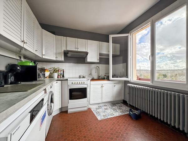 MAISON INDIVIDUELLE DANS UN CADRE BUCOLIQUE AVEC VUE DEGAGÉE SUR LA VALLÉE