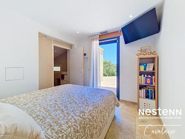 Maison contemporaine à Cogolin aux prestations de qualité, 3 chambres + studio indépendant, piscine et SPA et double garage