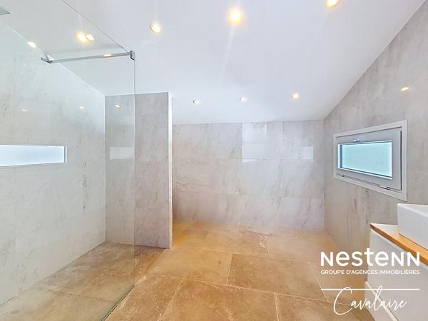 Maison contemporaine à Cogolin aux prestations de qualité, 3 chambres + studio indépendant, piscine et SPA et double garage
