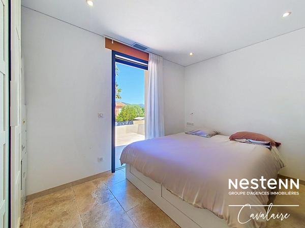 Maison contemporaine à Cogolin aux prestations de qualité, 3 chambres + studio indépendant, piscine et SPA et double garage