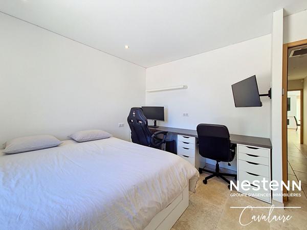 Maison contemporaine à Cogolin aux prestations de qualité, 3 chambres + studio indépendant, piscine et SPA et double garage