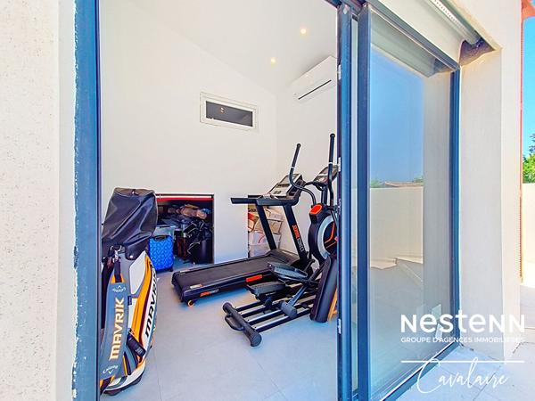 Maison contemporaine à Cogolin aux prestations de qualité, 3 chambres + studio indépendant, piscine et SPA et double garage