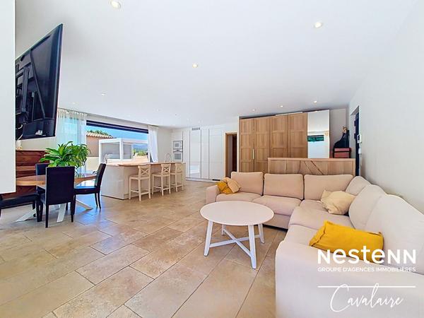 Maison contemporaine à Cogolin aux prestations de qualité, 3 chambres + studio indépendant, piscine et SPA et double garage