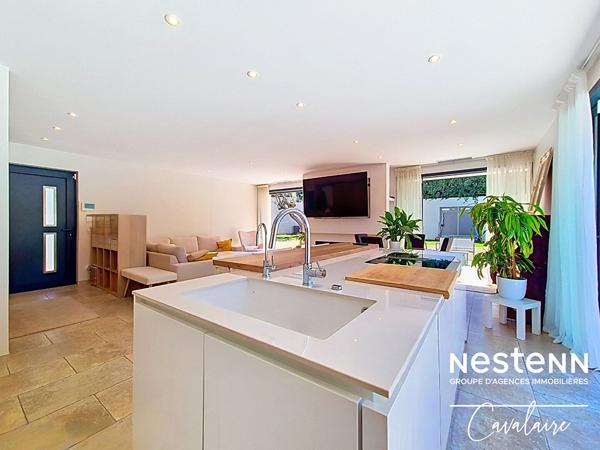 Maison contemporaine à Cogolin aux prestations de qualité, 3 chambres + studio indépendant, piscine et SPA et double garage