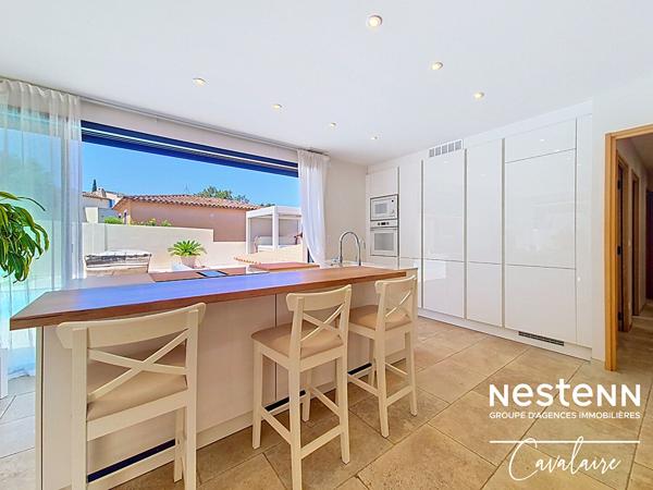Maison contemporaine à Cogolin aux prestations de qualité, 3 chambres + studio indépendant, piscine et SPA et double garage