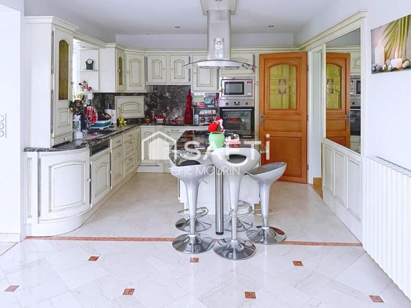 Très grande maison avec beaucoup de potentiel et 1ha300 de terrain.