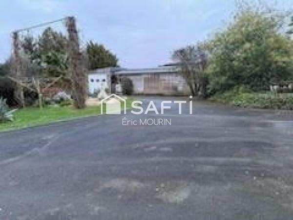 Très grande maison avec beaucoup de potentiel et 1ha300 de terrain.