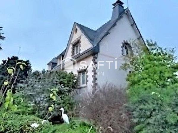 Très grande maison avec beaucoup de potentiel et 1ha300 de terrain.