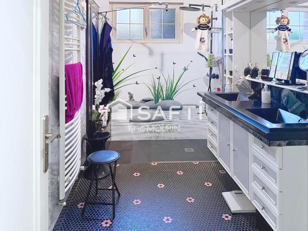 Très grande maison avec beaucoup de potentiel et 1ha300 de terrain.