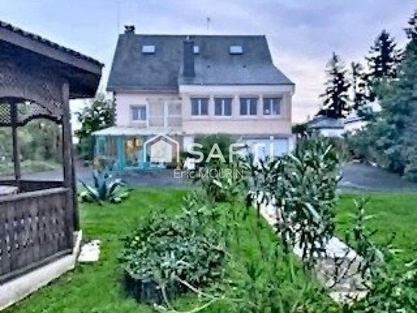 Très grande maison avec beaucoup de potentiel et 1ha300 de terrain.