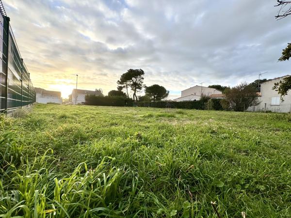 "Terrain constructible rare à 300 mètres de plage - Opportunité exclusive"