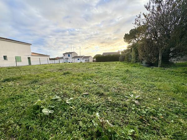 "Terrain constructible rare à 300 mètres de plage - Opportunité exclusive"