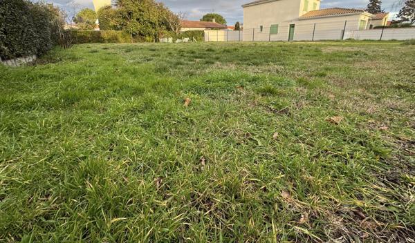 "Terrain constructible rare à 300 mètres de plage - Opportunité exclusive"