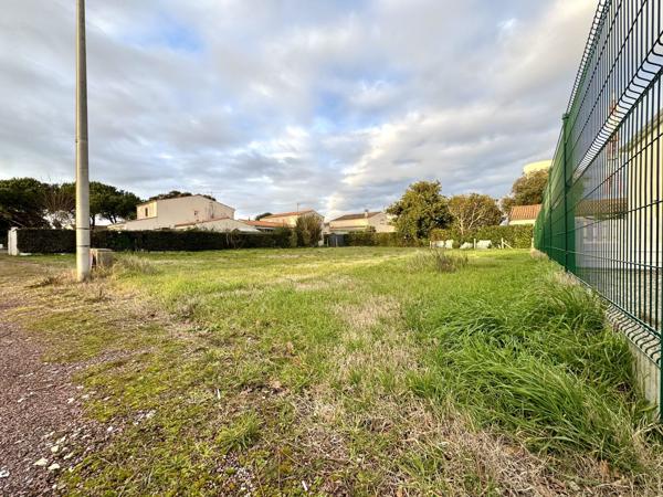 "Terrain constructible rare à 300 mètres de plage - Opportunité exclusive"