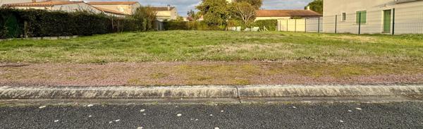 "Terrain constructible rare à 300 mètres de plage - Opportunité exclusive"