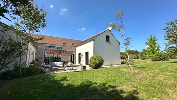 Magnifique corps de ferme restauré, calme et sans vis a vis situé à LE MEUX
