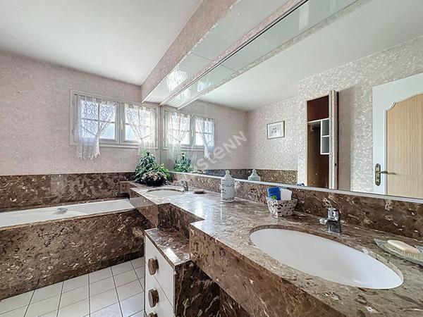 Maison spacieuse a vendre a Poitiers - 5 chambres et grand jardin !