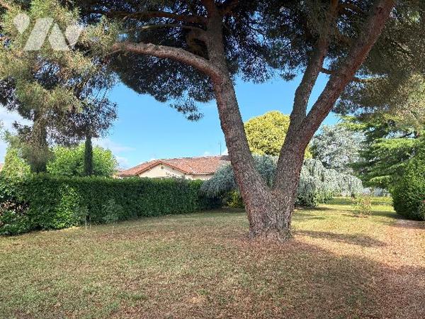 Tonneins- A pied des commerces, cette villa cossue avec parc, ne manquera pas de vous séduire !